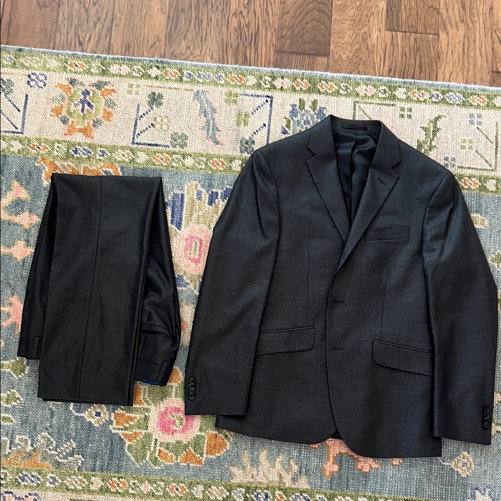 Classic charcoal Men's Suit, Reaction Kenneth Cole